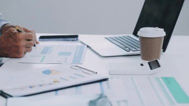 İş adamının elini iş yerinde otururken akıllı telefon kullanarak kapat
