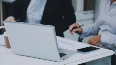 Ofiste dizüstü bilgisayarla çalışan iş adamlarına yakın çekim.