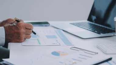 Ofiste dizüstü bilgisayar kullanan bir iş adamı