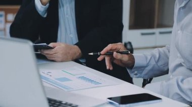 İş ekibi ofisteki masada çalışsın..