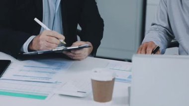 işadamı içinde yazıhane bilgisayar ile çalışma.