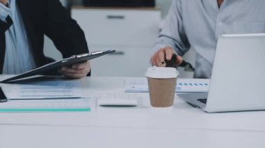 Modern ofiste çalışan iş adamları.