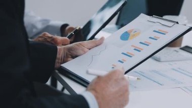 Modern ofisteki bilgisayarın klavyesindeki grafiği gösteren iş adamını kapatın. iş kavramı