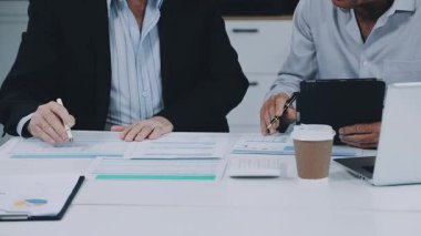 İş ekibi ofiste yeni fikirleri tartışıyor.