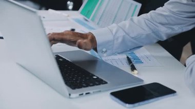 Modern laptopta iş ekibi birlikte çalışıyor..