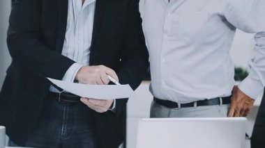 Kapat. Bir işadamı ve bir iş adamı belgeyi tartışıyor.