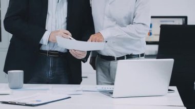 Belge ve belgeleri olan bir işadamı.