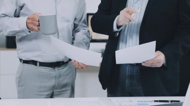 Finansal bir grafikle iş ekibi toplantısı