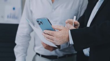 İş ekibi mali planı tartışıyor