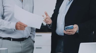 İş adamları ofiste yeni fikirleri tartışıyor