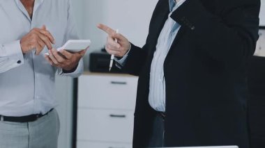 Tabletli bir ofiste iş adamı.