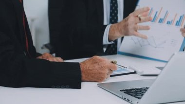 bir grup iş adamı iş yerinde mali planı tartışıyor