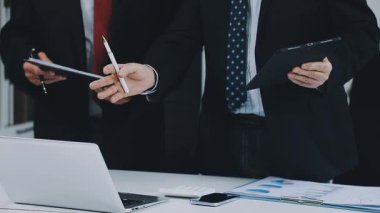 Kapat. Modern bir ofiste çalışan iki genç iş adamı.