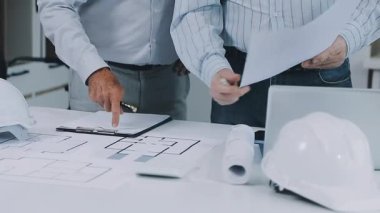 Mimari proje üzerinde çalışan mimar ve mühendis