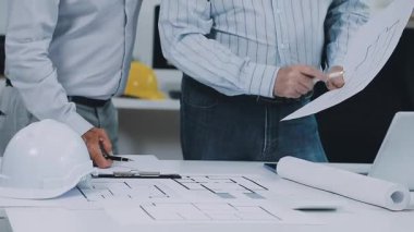 Mimari planı olan bir proje üzerinde çalışan mühendis, mimar ya da mimar. İnşaat mühendisliği, inşaat, mühendislik, inşaat mühendisliği ve