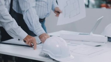 Dizüstü bilgisayarı ve kaskı olan bir inşaat alanında çalışan mühendis..