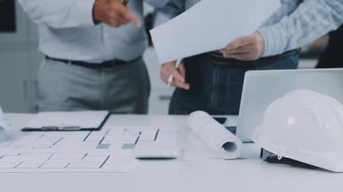 Ofiste bir proje üzerinde çalışan mimar..