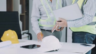 Ofis planı, mühendislik ve mühendislik ile çalışan bir mühendis.