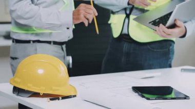 Ofiste tablet bilgisayarla çalışan mühendis.