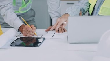 Ofisteki bir projede çalışan mimar.