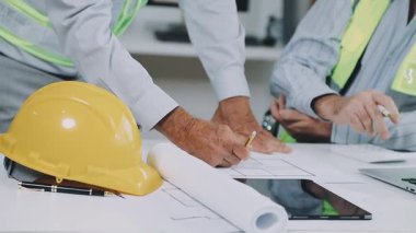 Ofiste çalışan mühendis, inşaat projesinde çalışan mühendis..