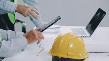 proje üzerinde çalışan mühendis ve mimar