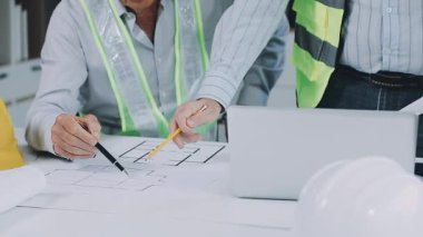 yakın plan - inşaat alanında proje üzerinde çalışan mühendis mimarın