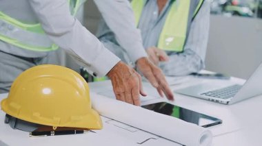 İnşaat alanında çalışan mühendis