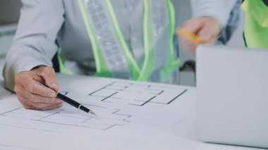 Ofiste çalışan mühendis