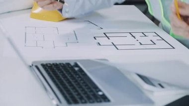 Ofiste proje üzerinde çalışan kadın mühendisin görüntüsünü kapat.