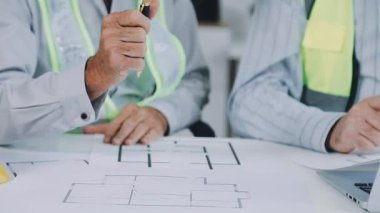 Proje üzerinde çalışan mühendis ve mimar