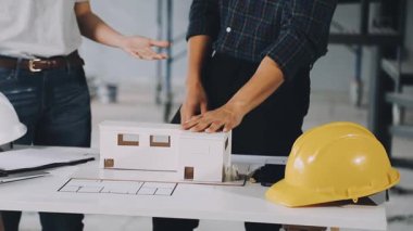 Ofiste model ev planı üzerinde çalışan mühendis mimar.