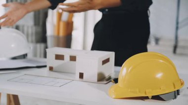 Ofisteki proje, inşaat ve mimar konsepti, planlı inşaat projesi ve masa planı üzerinde çalışan mühendis.