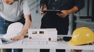 Dizüstü bilgisayarla çalışan inşaat mühendisi