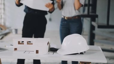 Ofiste çalışan mühendis ve mimar.