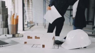 Modern ofiste dizüstü bilgisayarla çalışan mühendis kadın mühendis..