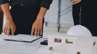 Mühendis ve mimar ofiste plan üzerinde çalışıyorlar. Ofiste çalışan bir mimar. mühendislik ve inşaat kavramı.