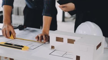 Mühendis ve mimar planı tartışıyor