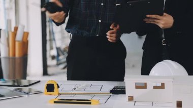 Emlakçı müşteriye anahtar veriyor, planı olan bir çift..