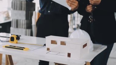 Ev planı projesinde çalışan mimar mühendisi.