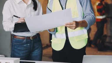 Ofiste çalışan Asyalı mühendis, taslak, mühendis, mimar veya mühendislik konsepti