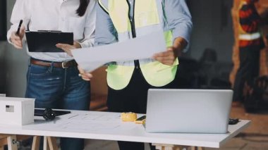 Mimar mühendis ve mühendis ofis inşaatında inşaat projesinde çalışıyor. Mühendislik İnşaat Mühendisi