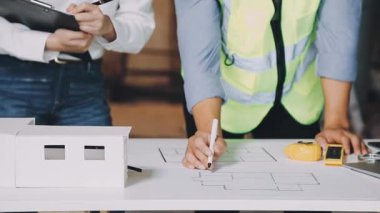 Planı ve planı olan genç bir bayan mimar.