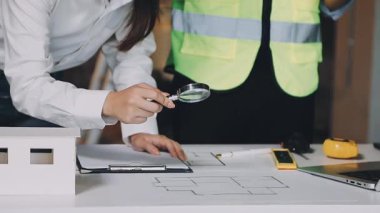 Genç mühendis evde proje üzerinde çalışıyor.