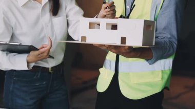 Planı ve mimarı elinde tutan mühendis..