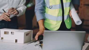 Mühendis kadın mimar ve mühendis yeni bir proje üzerinde çalışıyor.