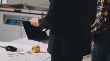 Ofiste çalışan mühendis, mühendislik ve mühendislik konsepti