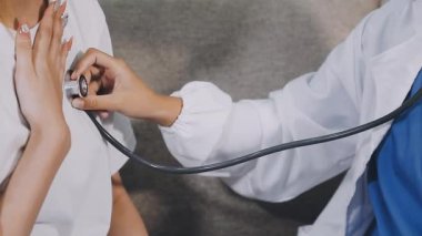 Doktor kalp atışlarını kontrol ediyor.