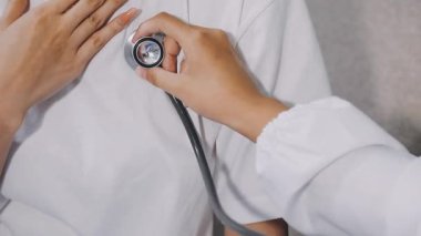 Doktor hasta basıncı kontrol