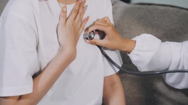 Steteskop tutan kadın doktor.